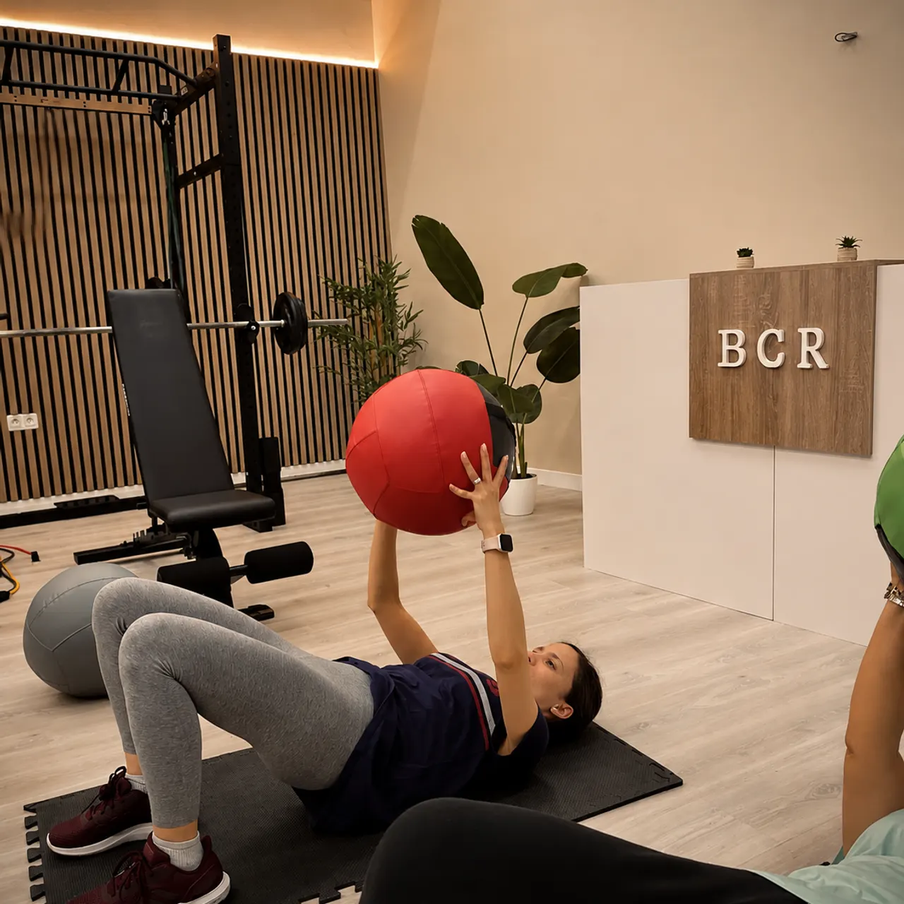 Trabajo de suelo con balón medicinal, con la recepción de BCR al fondo