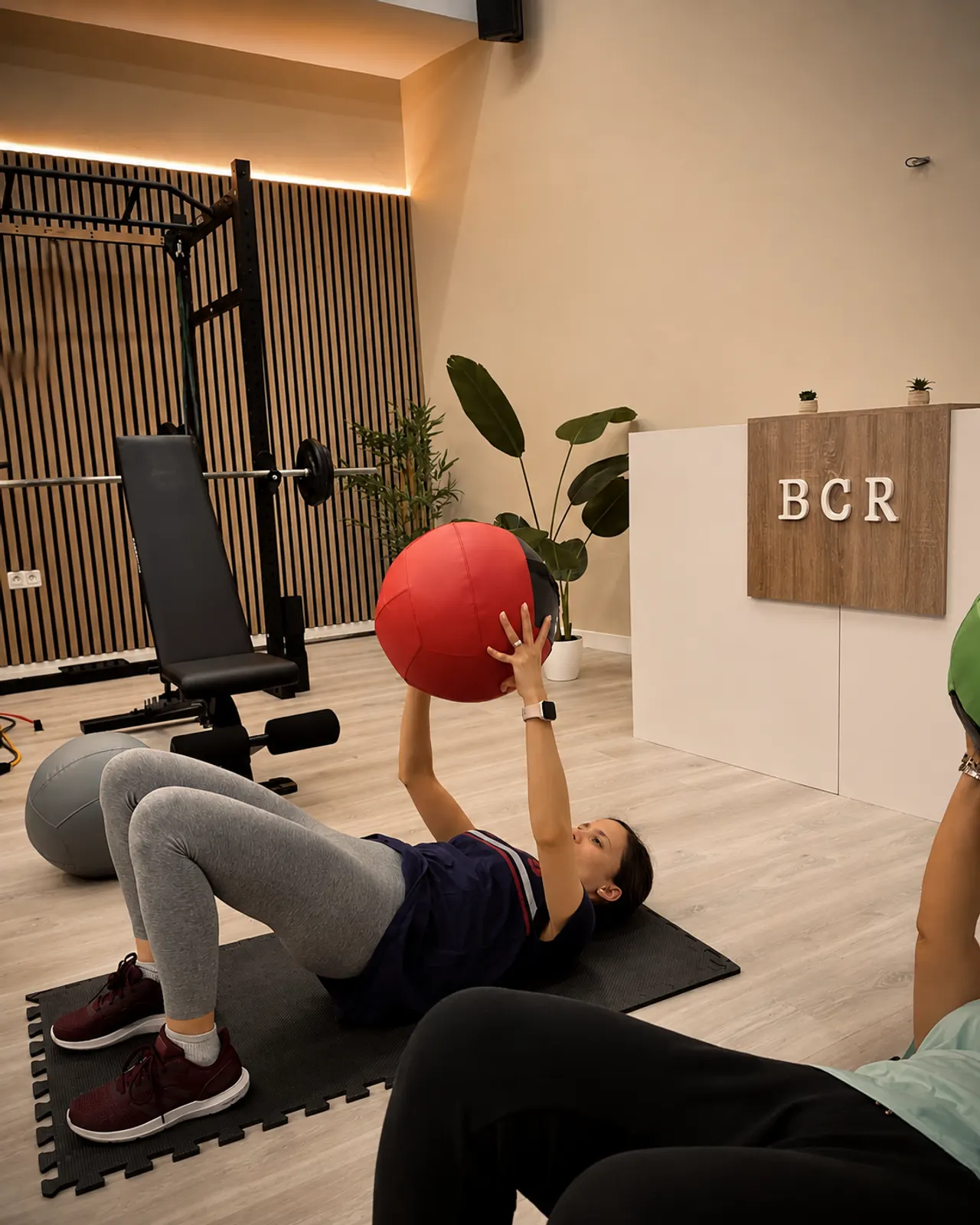 Trabajo de suelo con balón medicinal, con la recepción de BCR al fondo
