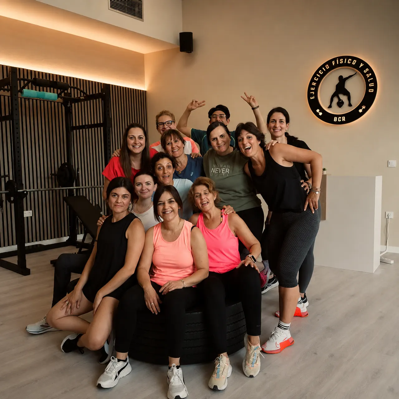 El grupo de una clase posando bajo el escudo de BCR