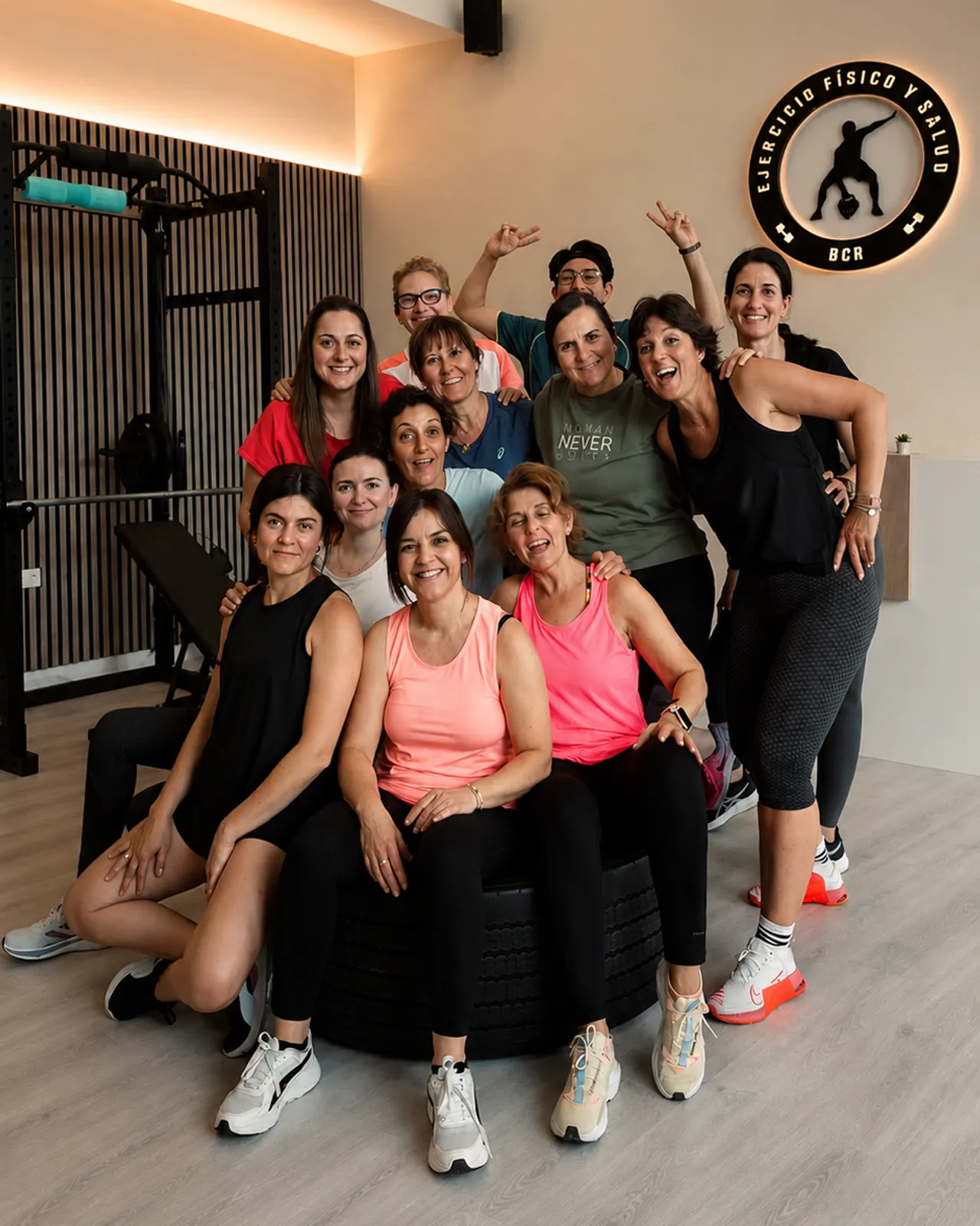 El grupo de una clase posando bajo el escudo de BCR