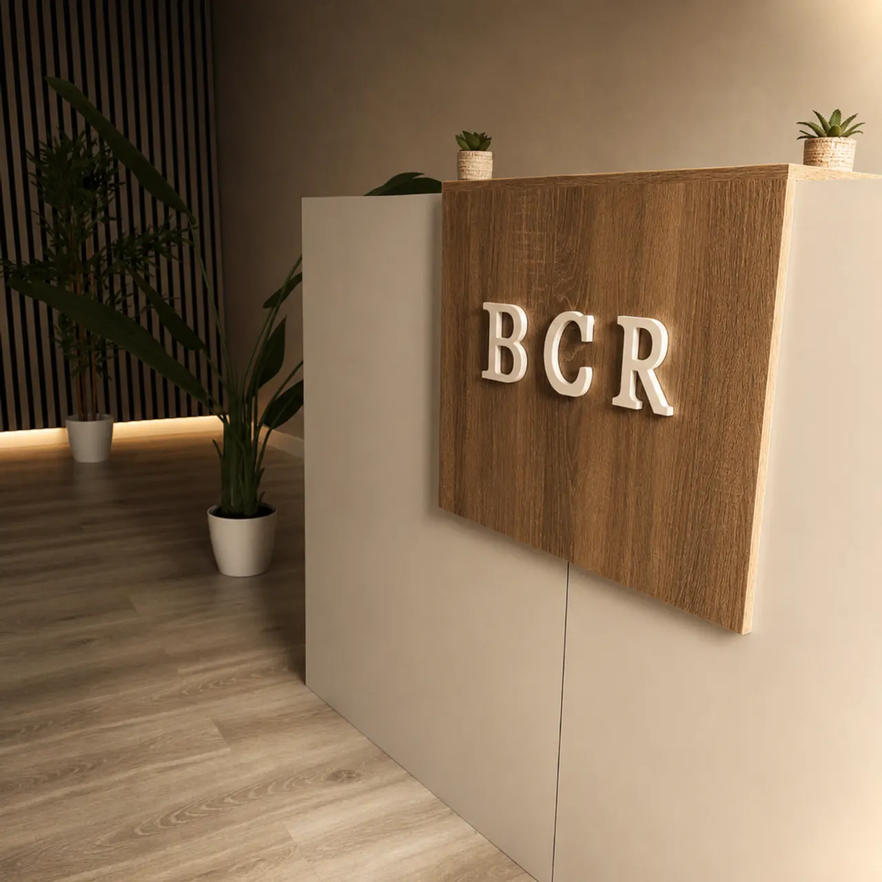 Mostrador de recepción de BCR, con las letras del logo en la madera