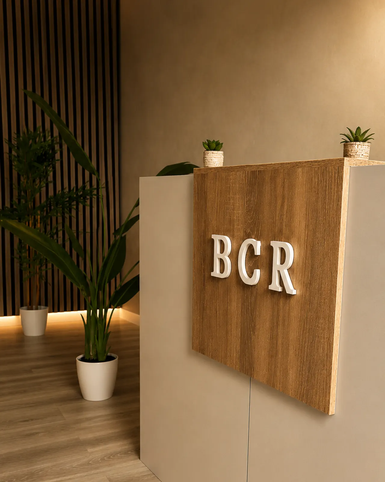 Mostrador de recepción de BCR, con las letras del logo en la madera