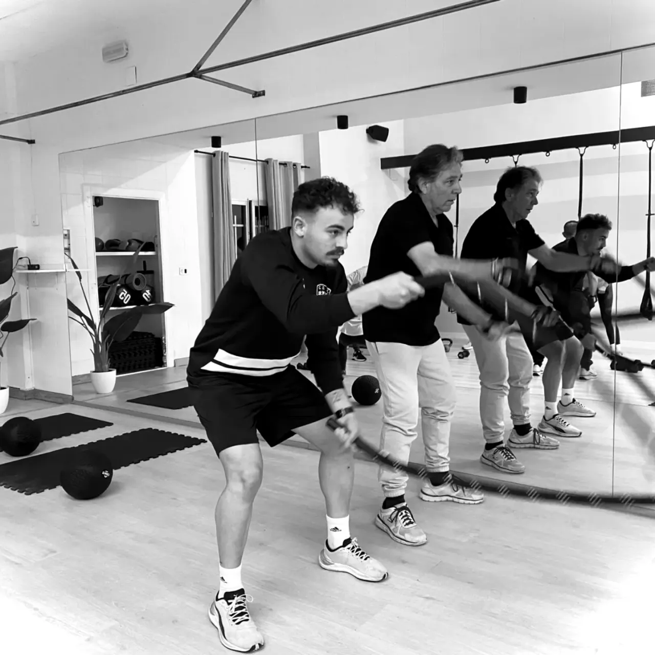Clase de kickboxing frente al espejo de la sala