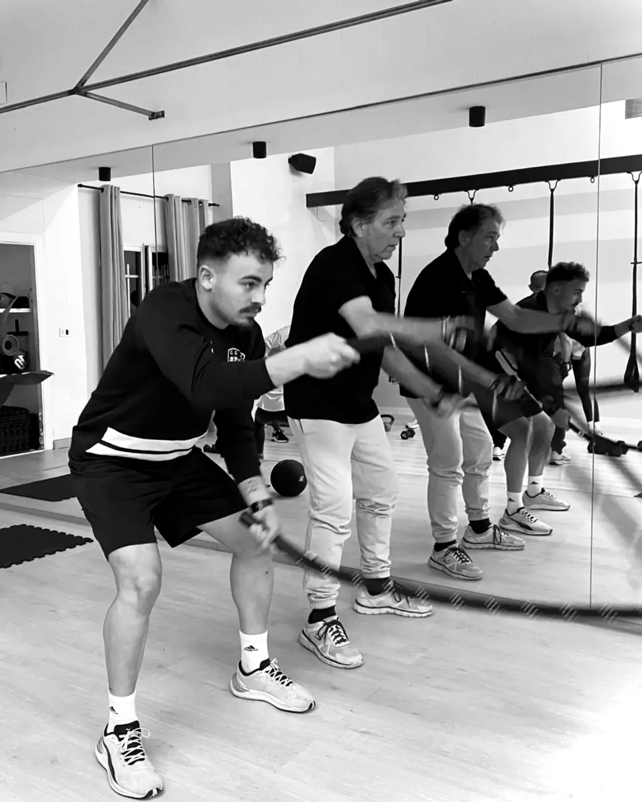Clase de kickboxing frente al espejo de la sala