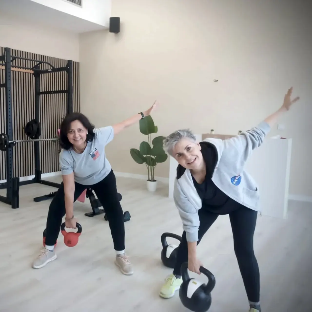 Entrenamiento con kettlebells junto a la jaula