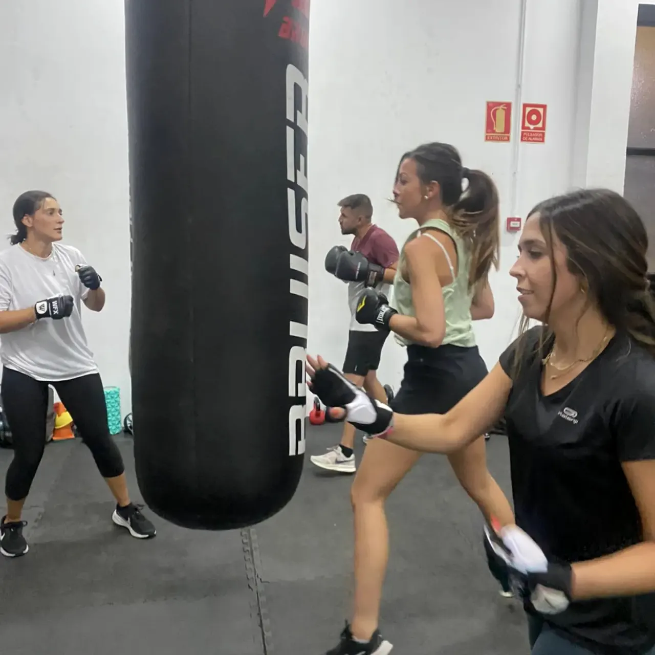 Hilera de sacos de boxeo en la sala