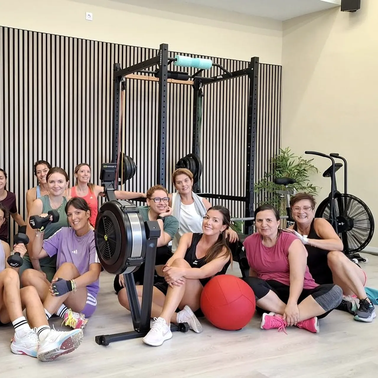 Grupo de alumnos en la sala, con la jaula de fuerza al fondo